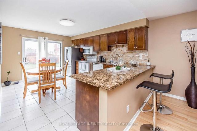 72 Mosley Cres, House detached with 2 bedrooms, 2 bathrooms and 5.5 parking in Brampton ON | Image 3
