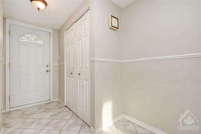 236 Romulus Private, Townhouse with 3 bedrooms, 2 bathrooms and 2 parking in Ottawa ON | Image 2