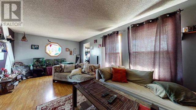 1950 1 Avenue Ne, Home with 4 bedrooms, 3 bathrooms and 3 parking in Medicine Hat AB | Image 2