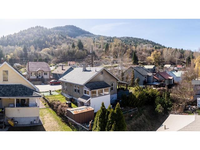 217 Currie Street, House detached with 2 bedrooms, 1 bathrooms and null parking in Warfield BC | Image 33