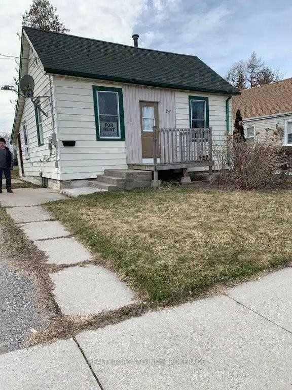 508 Perry St, House detached with 2 bedrooms, 1 bathrooms and 8 parking in Whitby ON | Image 1