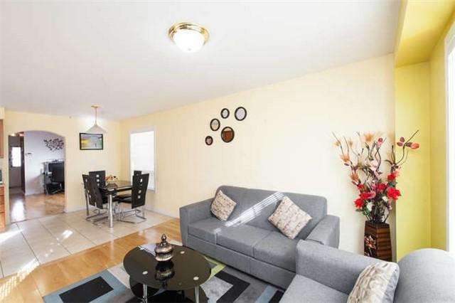 34 Jingle Cres, House semidetached with 3 bedrooms, 4 bathrooms and 5 parking in Brampton ON | Image 7