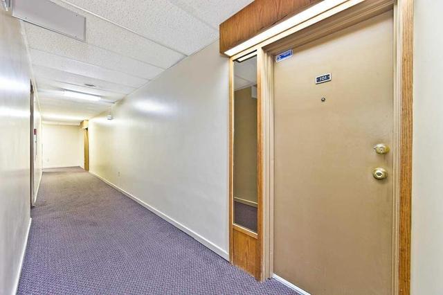 101 - 4064 Lawrence Ave, Condo with 3 bedrooms, 2 bathrooms and 1 parking in Toronto ON | Image 2