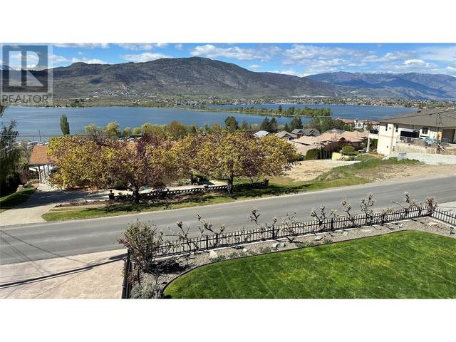 3033 37th Street Street, House detached with 4 bedrooms, 2 bathrooms and 2 parking in Okanagan Similkameen A BC | Image 6
