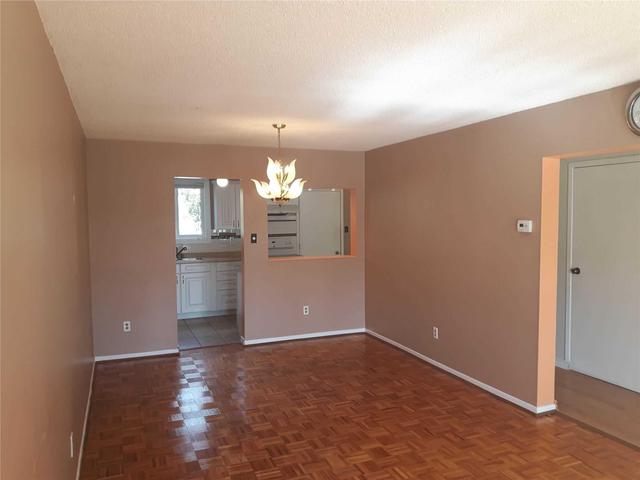 91 Morley Cres, Townhouse with 3 bedrooms, 2 bathrooms and 2 parking in Brampton ON | Image 6