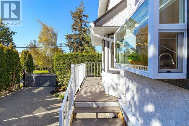 924 Deal St, House detached with 4 bedrooms, 4 bathrooms and 5 parking in Oak Bay BC | Image 64