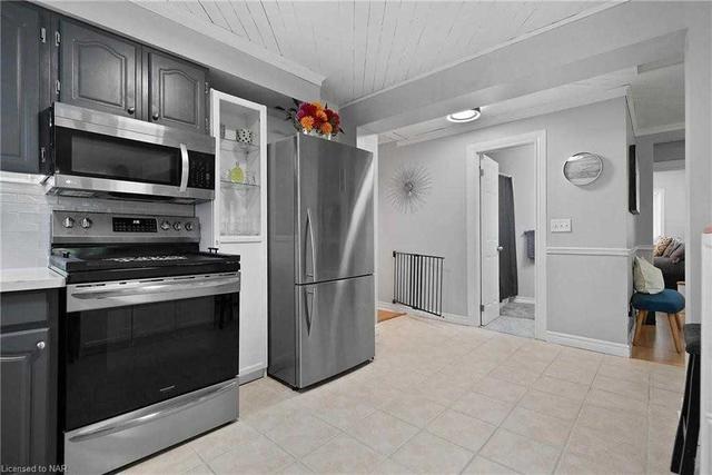 21 Monro St, House detached with 3 bedrooms, 2 bathrooms and 1 parking in St. Catharines ON | Image 2