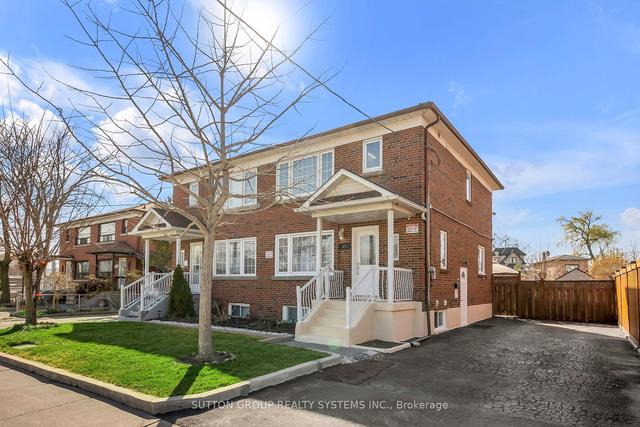 17 Arthur St, House semidetached with 3 bedrooms, 2 bathrooms and 3 parking in Toronto ON | Image 1
