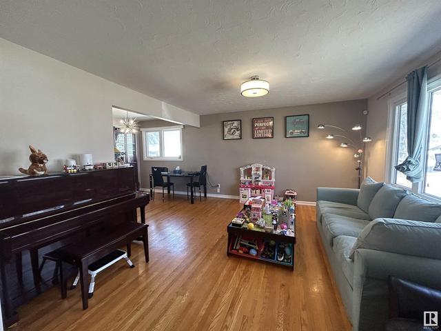 16449 105a Av Nw, House detached with 4 bedrooms, 2 bathrooms and null parking in Edmonton AB | Image 5