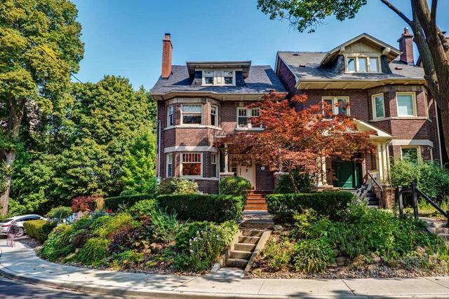 105 Wells Hill Ave, House detached with 5 bedrooms, 5 bathrooms and 3 parking in Toronto ON | Image 1