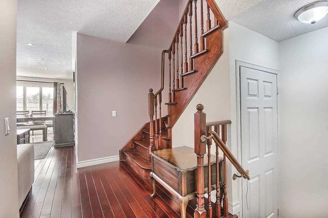 35h View Green Cres, House attached with 3 bedrooms, 4 bathrooms and 4 parking in Toronto ON | Image 2