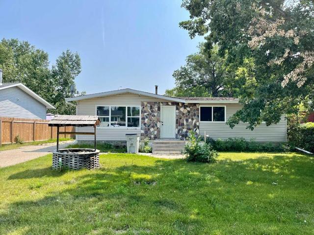 409 3 Street, House detached with 4 bedrooms, 1 bathrooms and 4 parking in Wainwright AB | Image 2