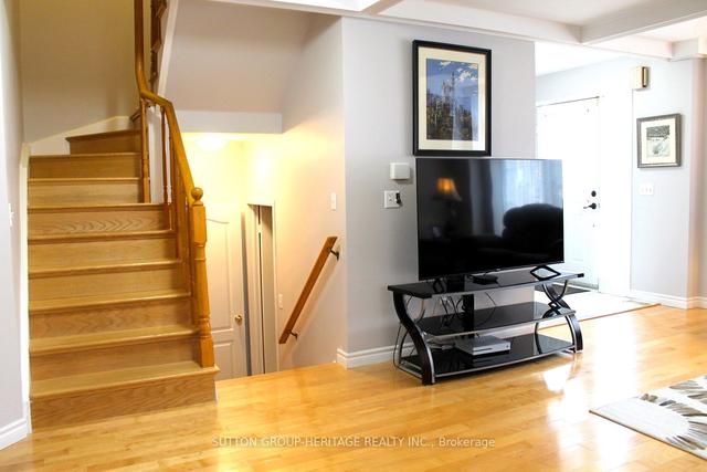 6185 Lawrence Ave E, House attached with 3 bedrooms, 3 bathrooms and 3 parking in Toronto ON | Image 9