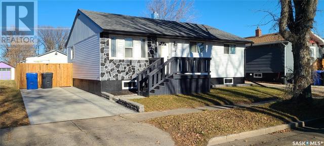 124 6th Avenue E, House detached with 4 bedrooms, 2 bathrooms and null parking in Canora SK | Card Image