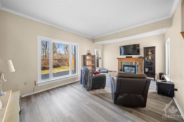 28 Antler Avenue, House detached with 3 bedrooms, 4 bathrooms and 5 parking in Ottawa ON | Image 14