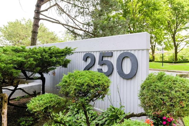 212 - 250 Scarlett Rd, Condo with 2 bedrooms, 2 bathrooms and 1 parking in Toronto ON | Image 1
