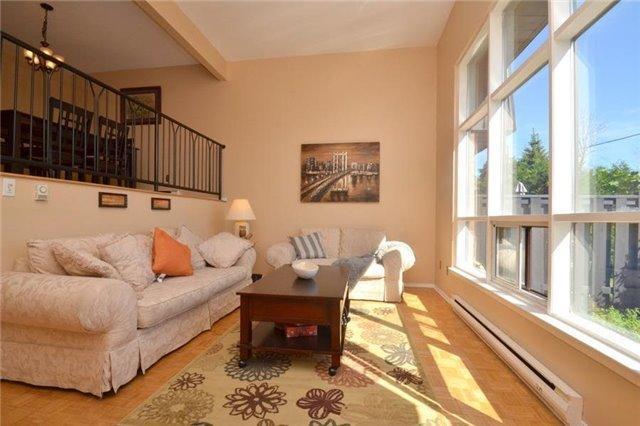 112 Darras Crt, Townhouse with 3 bedrooms, 2 bathrooms and 1 parking in Brampton ON | Image 4