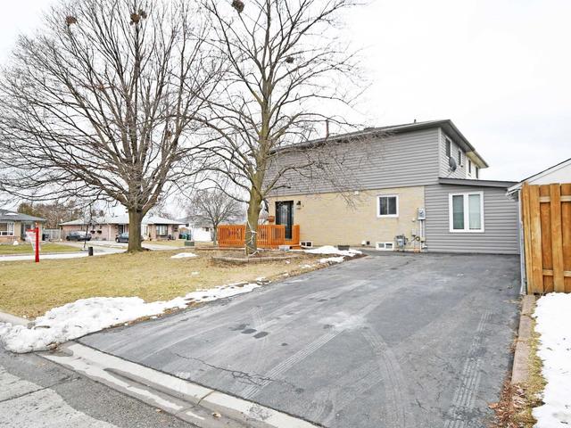 4 Gulliver Cres, House semidetached with 3 bedrooms, 2 bathrooms and 4 parking in Brampton ON | Image 12