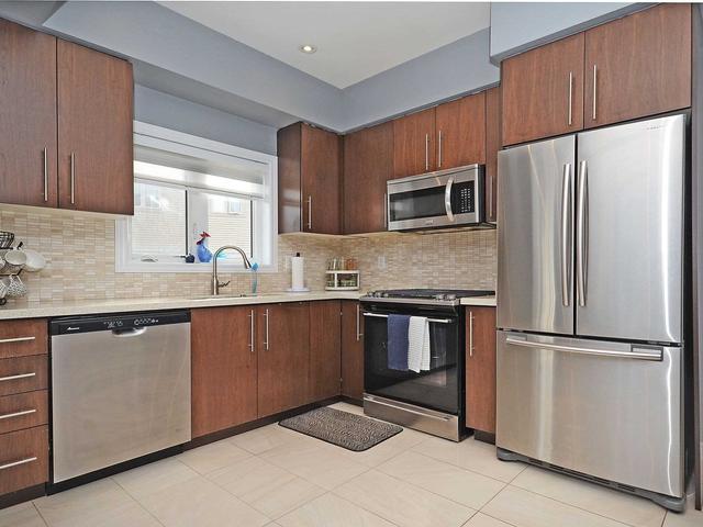 136 Westbank Tr, House semidetached with 3 bedrooms, 3 bathrooms and 3 parking in Hamilton ON | Image 3