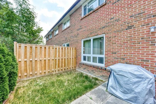 32 Balmoral Dr, Townhouse with 3 bedrooms, 2 bathrooms and 1 parking in Brampton ON | Image 32