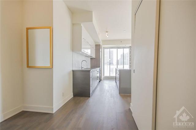 1702 - 428 Sparks Street, Condo with 1 bedrooms, 1 bathrooms and 1 parking in Ottawa ON | Image 4