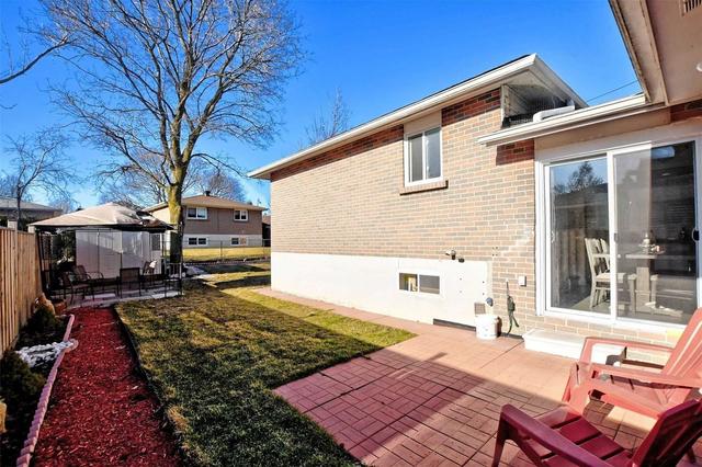 223 Bay Thorn Dr, House detached with 3 bedrooms, 2 bathrooms and 5 parking in Markham ON | Image 35
