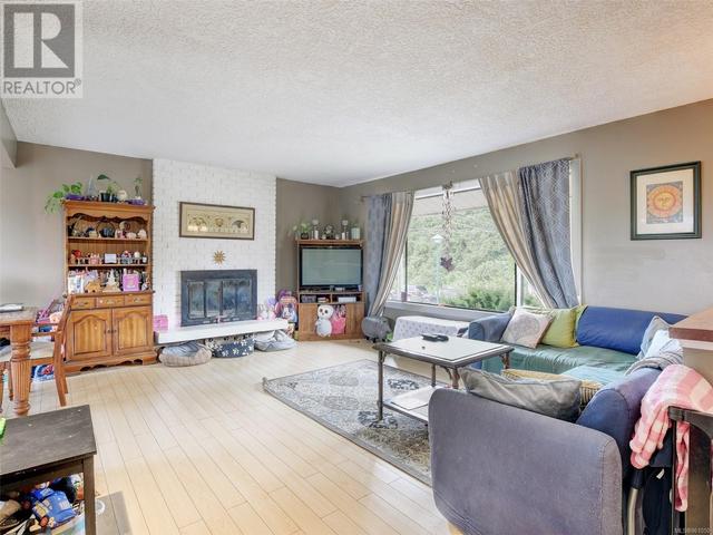 2359 Church Rd, House detached with 5 bedrooms, 3 bathrooms and 3 parking in Sooke BC | Image 3