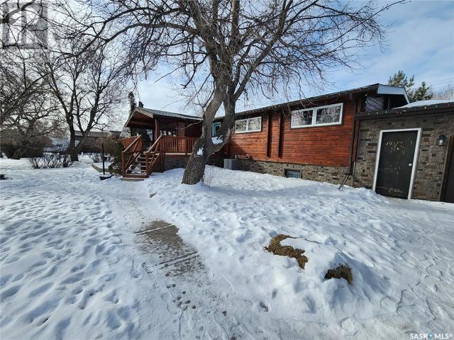 105 Carrol Street, House detached with 6 bedrooms, 2 bathrooms and null parking in Lampman SK | Image 4