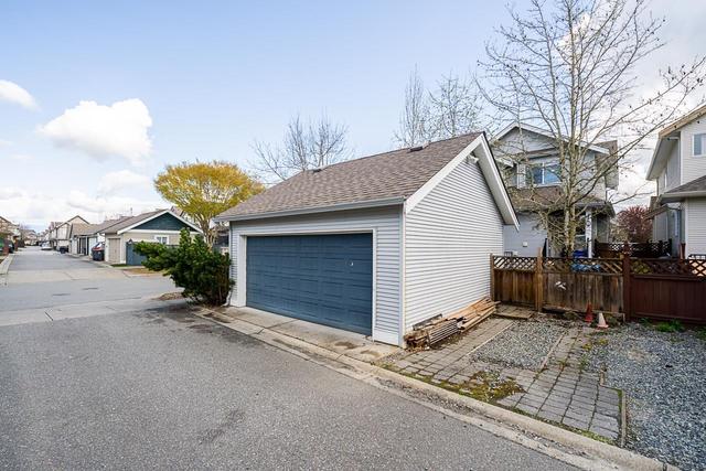 6869 192nd Street, House detached with 4 bedrooms, 4 bathrooms and 3 parking in Surrey BC | Image 38