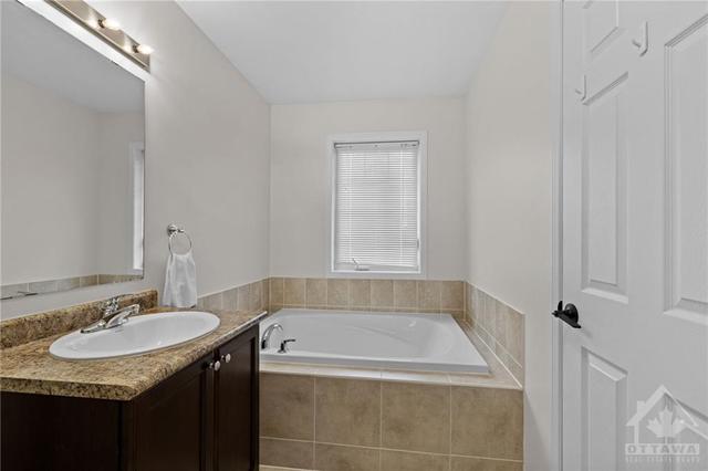 293 Macoun Circle, Townhouse with 3 bedrooms, 3 bathrooms and 3 parking in Ottawa ON | Image 21