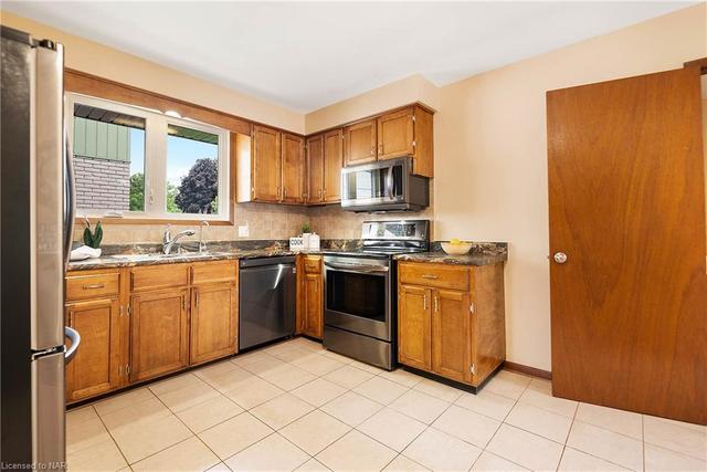 22 Via Dell Monte Drive, House detached with 3 bedrooms, 2 bathrooms and 5 parking in St. Catharines ON | Image 4