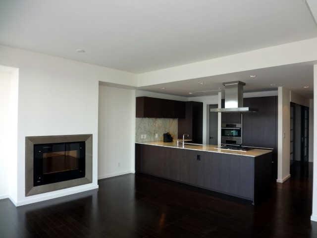 4103 - 180 University Ave, Condo with 1 bedrooms, 2 bathrooms and 1 parking in Toronto ON | Image 3
