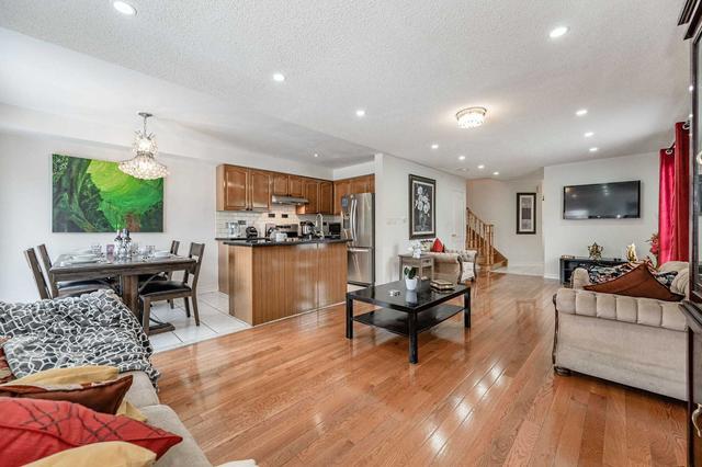 7114 Magistrate Terr, House semidetached with 3 bedrooms, 4 bathrooms and 4 parking in Mississauga ON | Image 2
