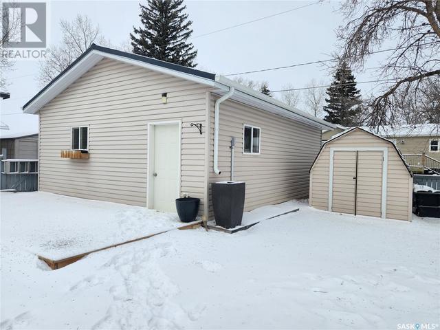 526 Main Street, House detached with 3 bedrooms, 2 bathrooms and null parking in Radville SK | Image 43