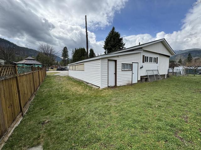 1 - 165 Schulte Crescent, House detached with 3 bedrooms, 1 bathrooms and null parking in Castlegar BC | Image 2