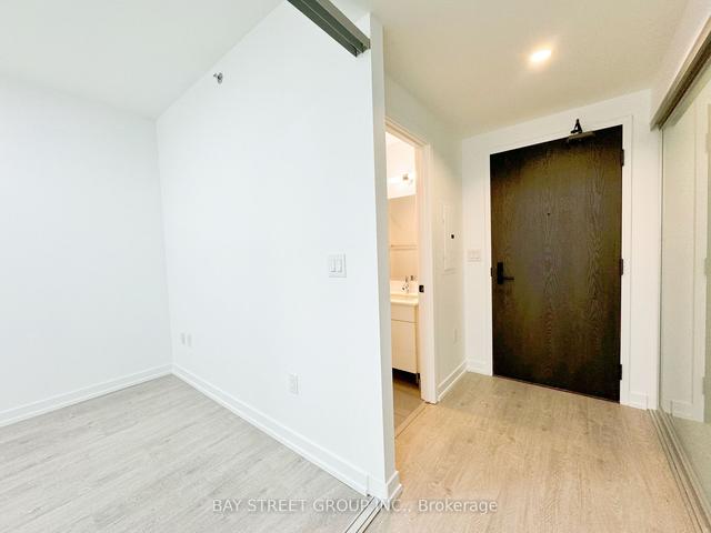 1107 - 426 University Ave, Condo with 1 bedrooms, 1 bathrooms and 0 parking in Toronto ON | Image 4