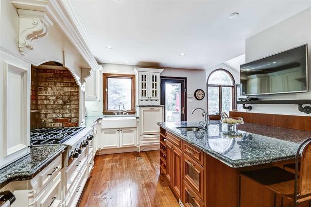 1347 Saddler Circ, House detached with 4 bedrooms, 3 bathrooms and 4 parking in Oakville ON | Image 2