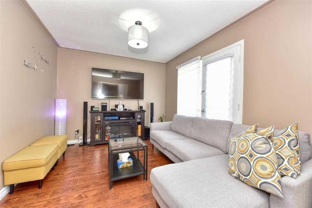 32 Balmoral Dr, Townhouse with 3 bedrooms, 2 bathrooms and 1 parking in Brampton ON | Image 2