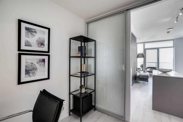 2404 - 33 Helendale Ave, Condo with 1 bedrooms, 1 bathrooms and 0 parking in Toronto ON | Image 9