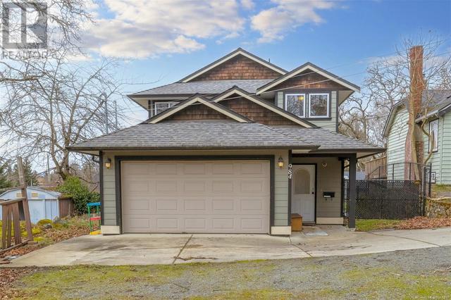 984 Cloverdale Ave, House detached with 4 bedrooms, 3 bathrooms and 3 parking in Saanich BC | Image 3