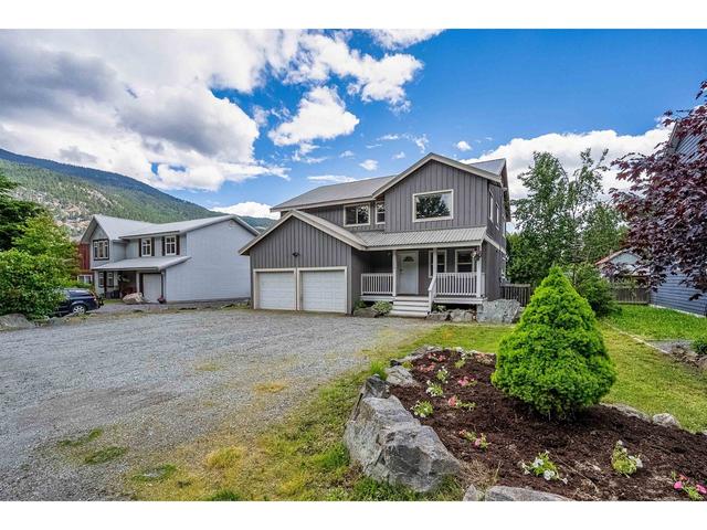 7466 Prospect Street, House detached with 6 bedrooms, 3 bathrooms and null parking in Pemberton BC | Card Image