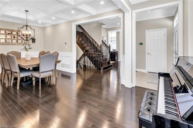 2486 Village Common Drive, House attached with 6 bedrooms, 4 bathrooms and 4 parking in Oakville ON | Image 2