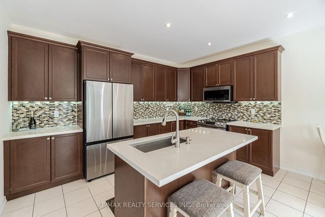19 Island Grve, House detached with 4 bedrooms, 4 bathrooms and 6 parking in Brampton ON | Image 2
