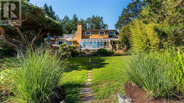 2550 Queenswood Dr, House detached with 5 bedrooms, 3 bathrooms and 8 parking in Saanich BC | Image 12