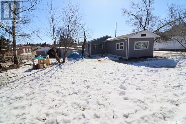 318 3rd Avenue, House detached with 2 bedrooms, 1 bathrooms and null parking in Creighton SK | Image 3