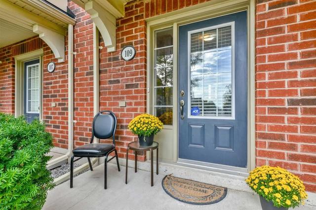 109 Georgian Dr, Townhouse with 3 bedrooms, 3 bathrooms and 2 parking in Oakville ON | Image 2