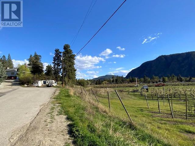746 Mosley Place, House detached with 3 bedrooms, 1 bathrooms and null parking in Okanagan Similkameen D BC | Image 2