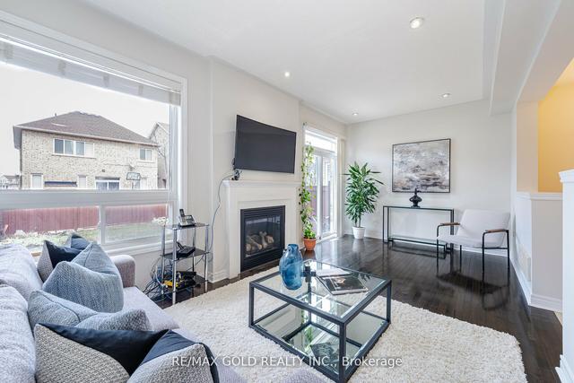 11 Shortreed Grve, House semidetached with 3 bedrooms, 4 bathrooms and 4 parking in Brampton ON | Image 7