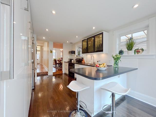 128 Spruce St, House attached with 2 bedrooms, 2 bathrooms and 2 parking in Toronto ON | Image 5