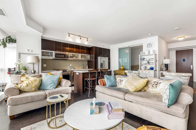 7105 - 388 Yonge St, Condo with 3 bedrooms, 2 bathrooms and 1 parking in Toronto ON | Image 4